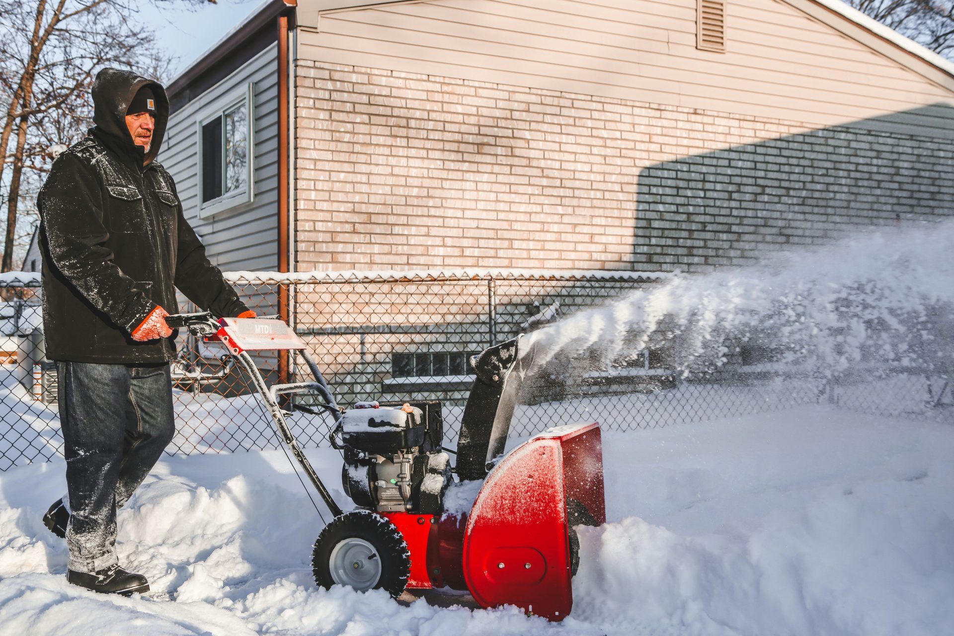 rotes und schwarzes Kinderauto auf schneebedecktem Boden